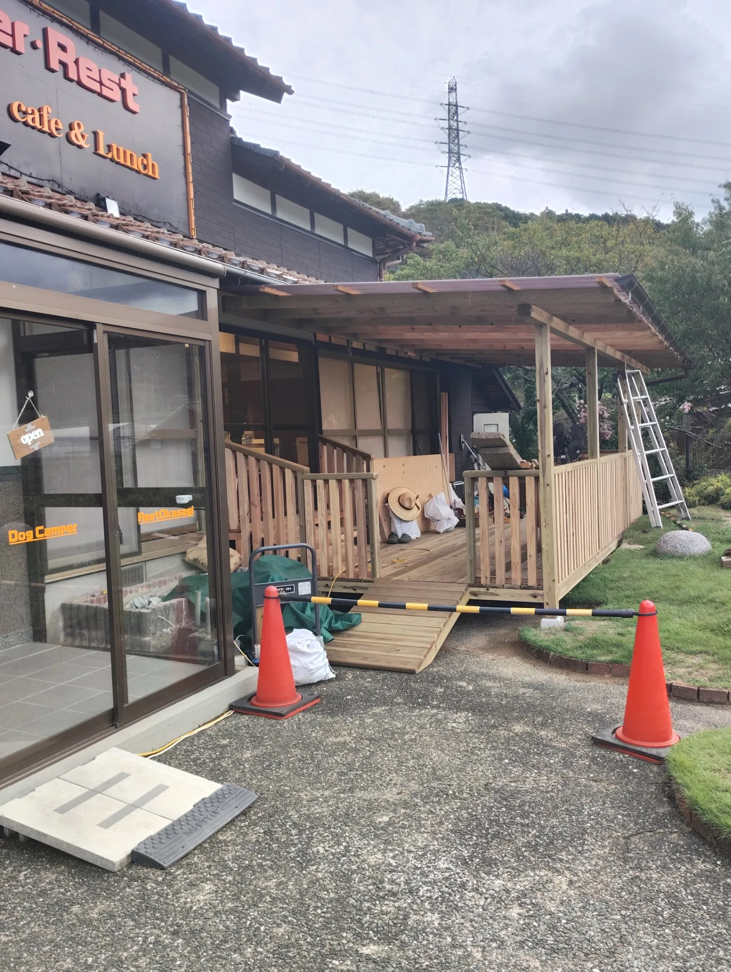 屋根付きウッドテラス